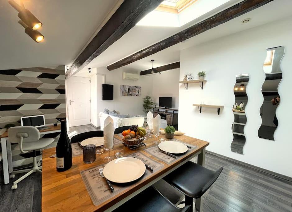 Appartement Charme Urbain Sous Les Toits-Terrasse/Clim/Parking à Béziers Extérieur photo