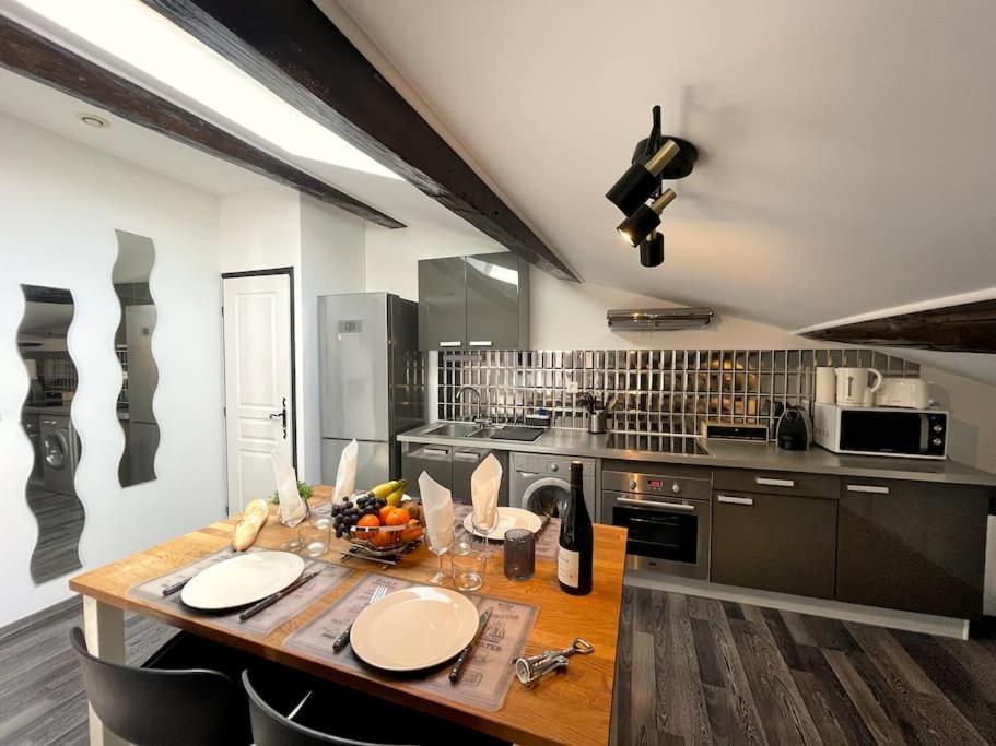 Appartement Charme Urbain Sous Les Toits-Terrasse/Clim/Parking à Béziers Extérieur photo