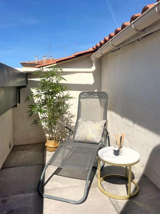 Appartement Charme Urbain Sous Les Toits-Terrasse/Clim/Parking à Béziers Extérieur photo
