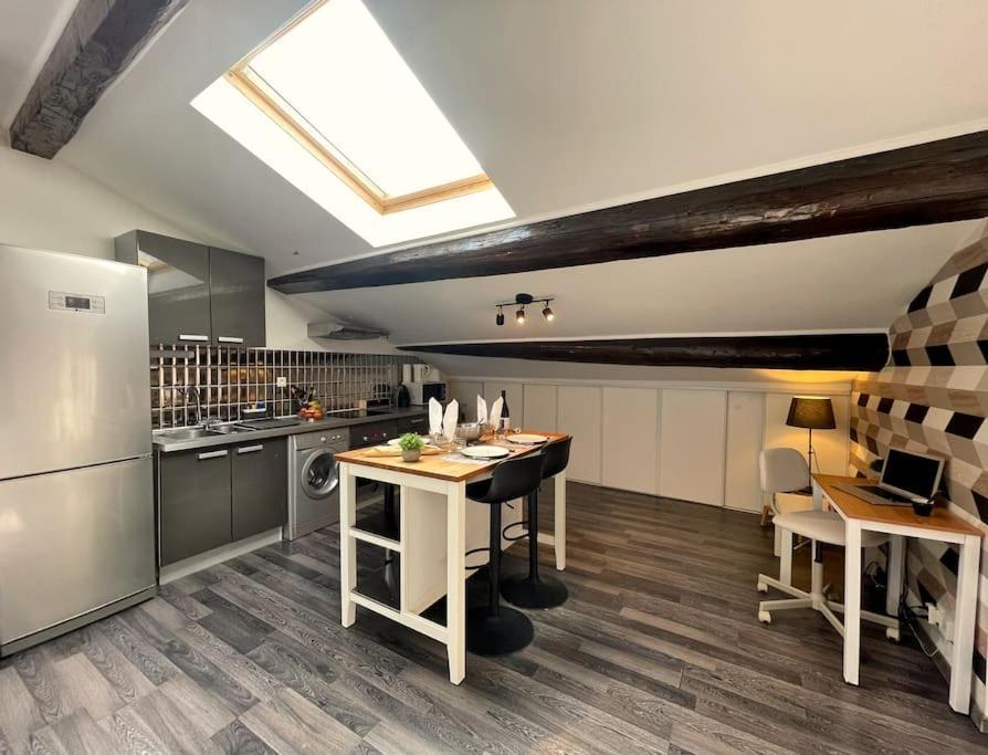 Appartement Charme Urbain Sous Les Toits-Terrasse/Clim/Parking à Béziers Extérieur photo