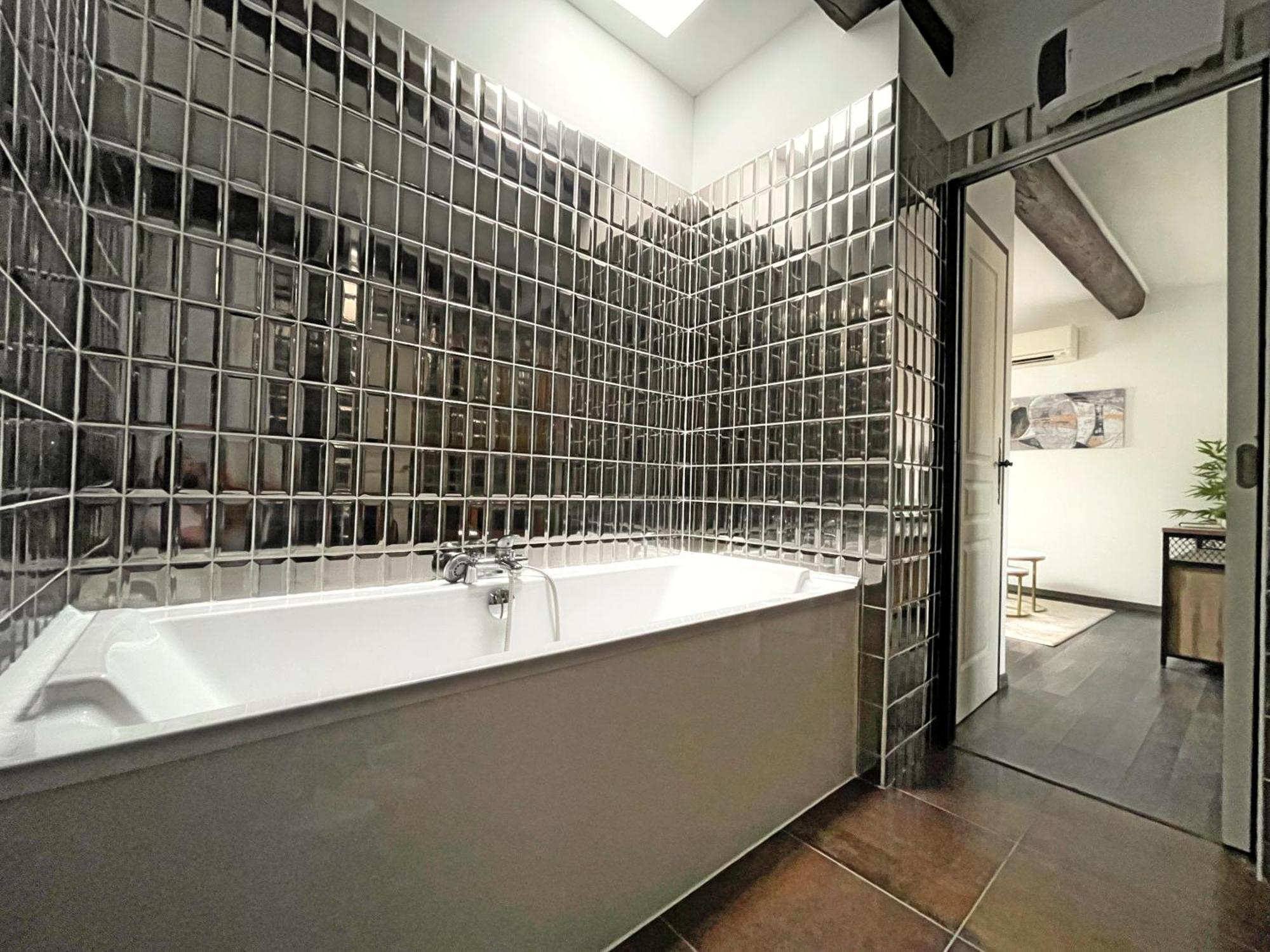 Appartement Charme Urbain Sous Les Toits-Terrasse/Clim/Parking à Béziers Extérieur photo